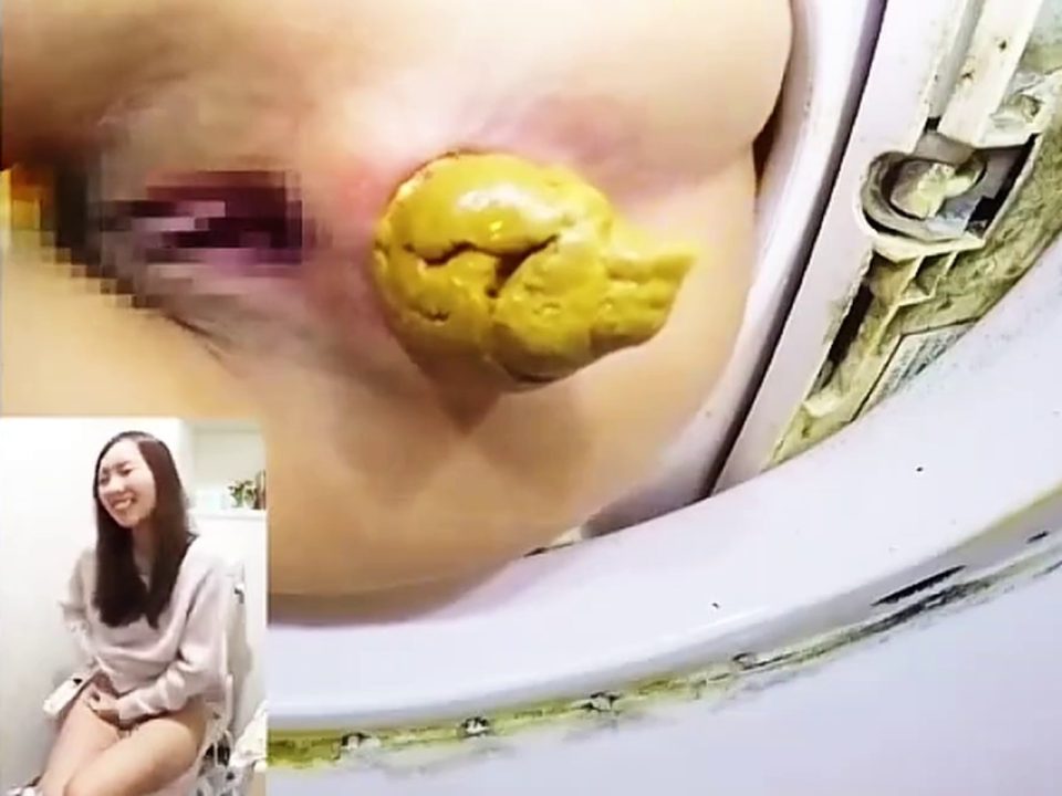 Girl Poops Long Yellow Shit in Toilet POV